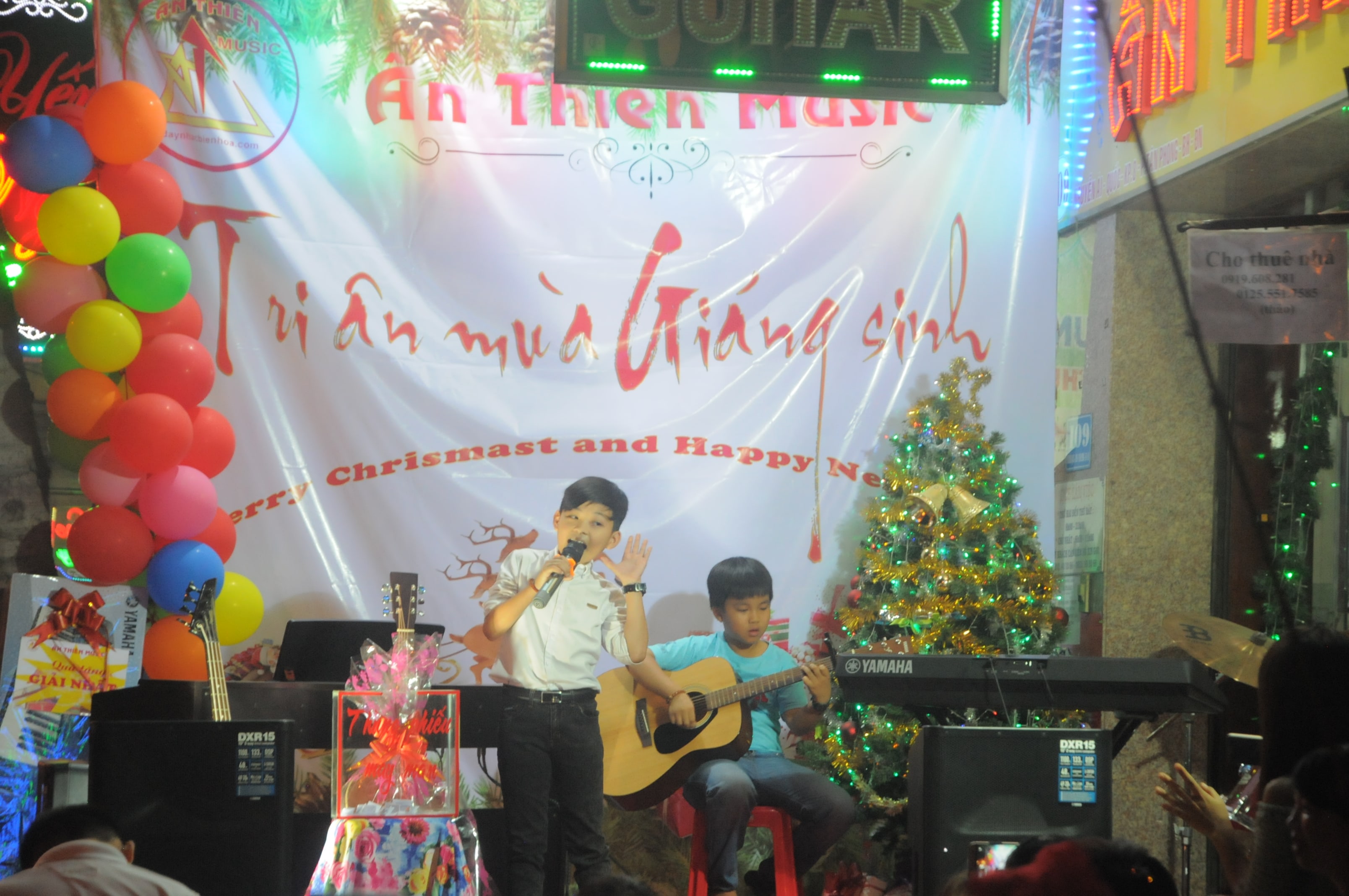 hát và đàn guitar