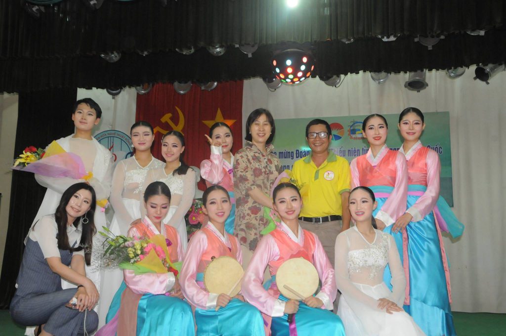 Giao lưu văn nghệ với đoàn ca múa Hàn Quốc