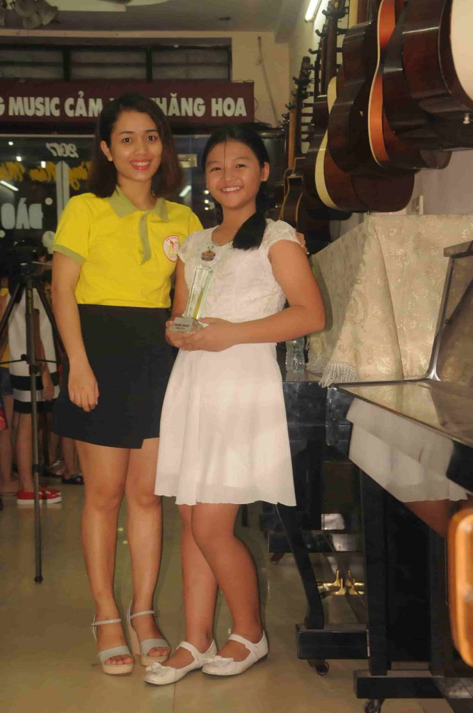Vy và cô giáo thanh nhạc của mình.