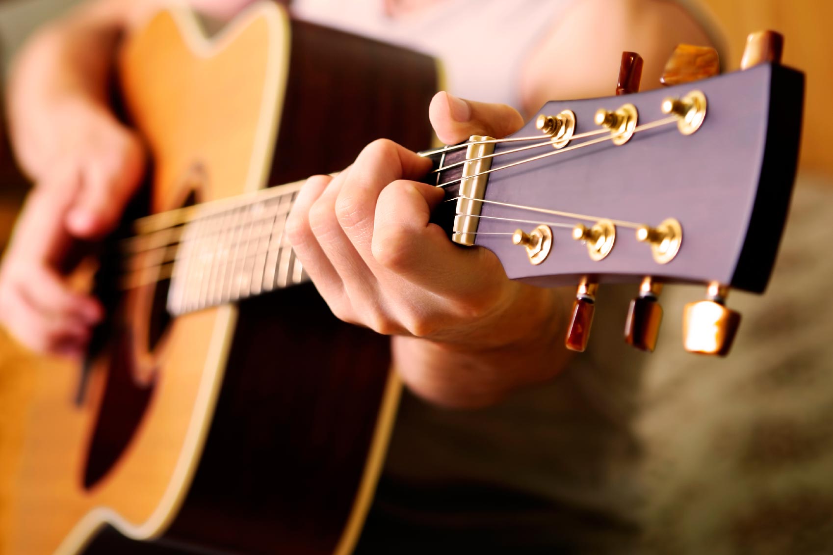 BẠN MUỐN HỌC GUITAR ? HÃY ĐẾN VỚI CHÚNG TÔI !